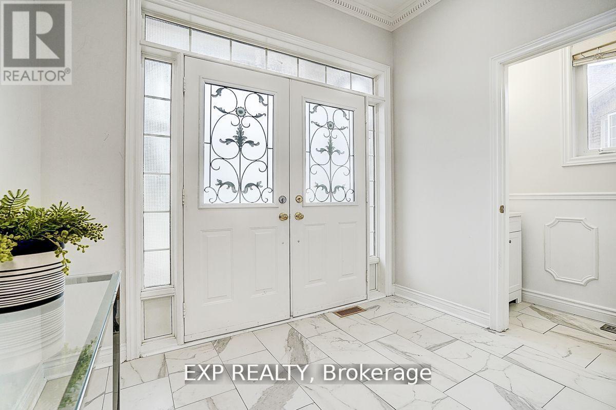 12 Tormina Court, Markham, Ontario  L3S 4R2 - Photo 3 - N12562838