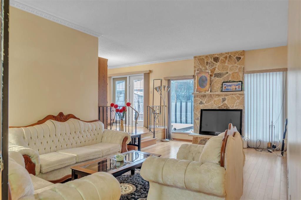 77 Bondar Bay, Winnipeg, Manitoba  R2P 1B3 - Photo 10 - 202529430