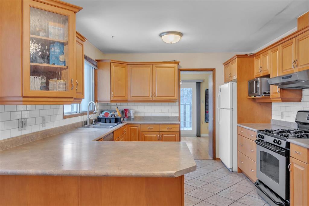 77 Bondar Bay, Winnipeg, Manitoba  R2P 1B3 - Photo 2 - 202529430