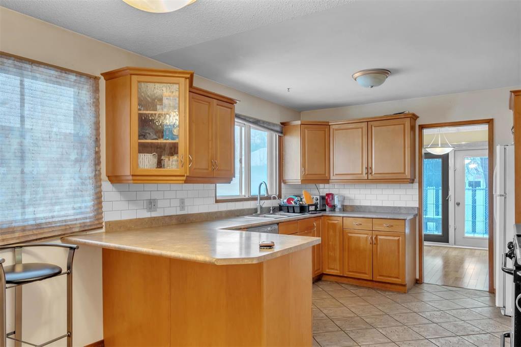 77 Bondar Bay, Winnipeg, Manitoba  R2P 1B3 - Photo 3 - 202529430