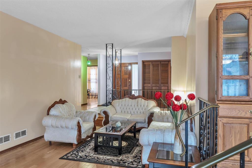 77 Bondar Bay, Winnipeg, Manitoba  R2P 1B3 - Photo 12 - 202529430