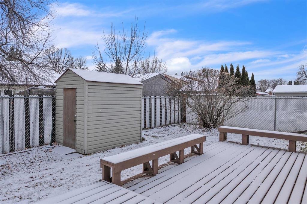 77 Bondar Bay, Winnipeg, Manitoba  R2P 1B3 - Photo 33 - 202529430