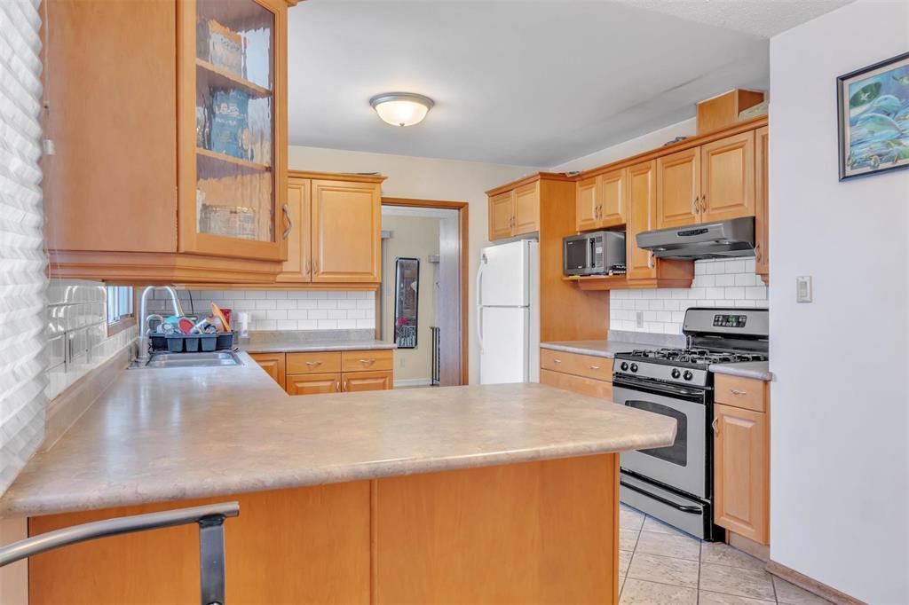 77 Bondar Bay, Winnipeg, Manitoba  R2P 1B3 - Photo 4 - 202529430