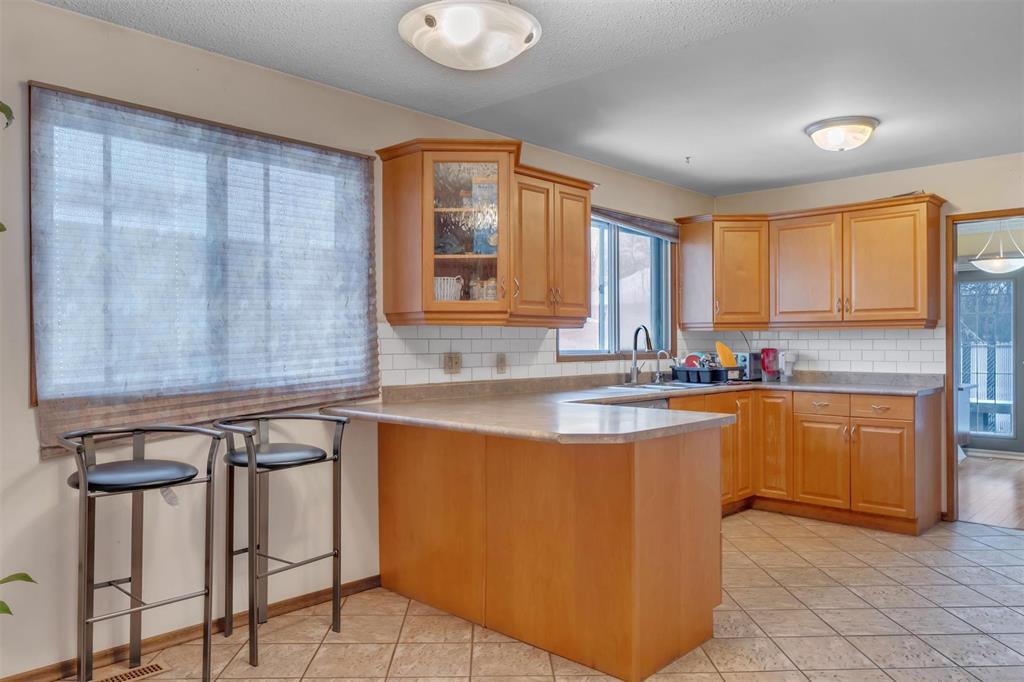 77 Bondar Bay, Winnipeg, Manitoba  R2P 1B3 - Photo 5 - 202529430