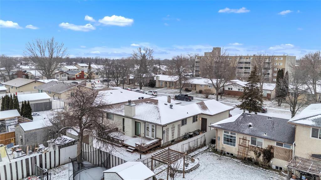 77 Bondar Bay, Winnipeg, Manitoba  R2P 1B3 - Photo 36 - 202529430