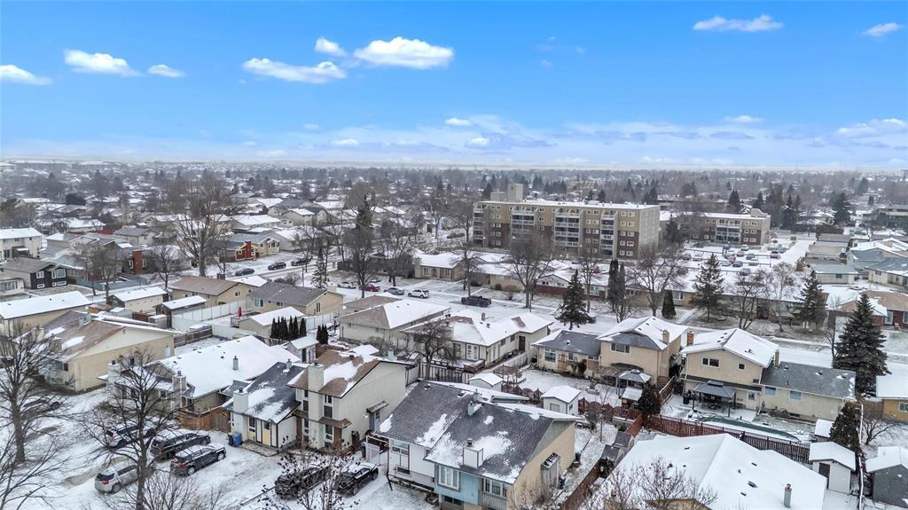 77 Bondar Bay, Winnipeg, Manitoba  R2P 1B3 - Photo 38 - 202529430