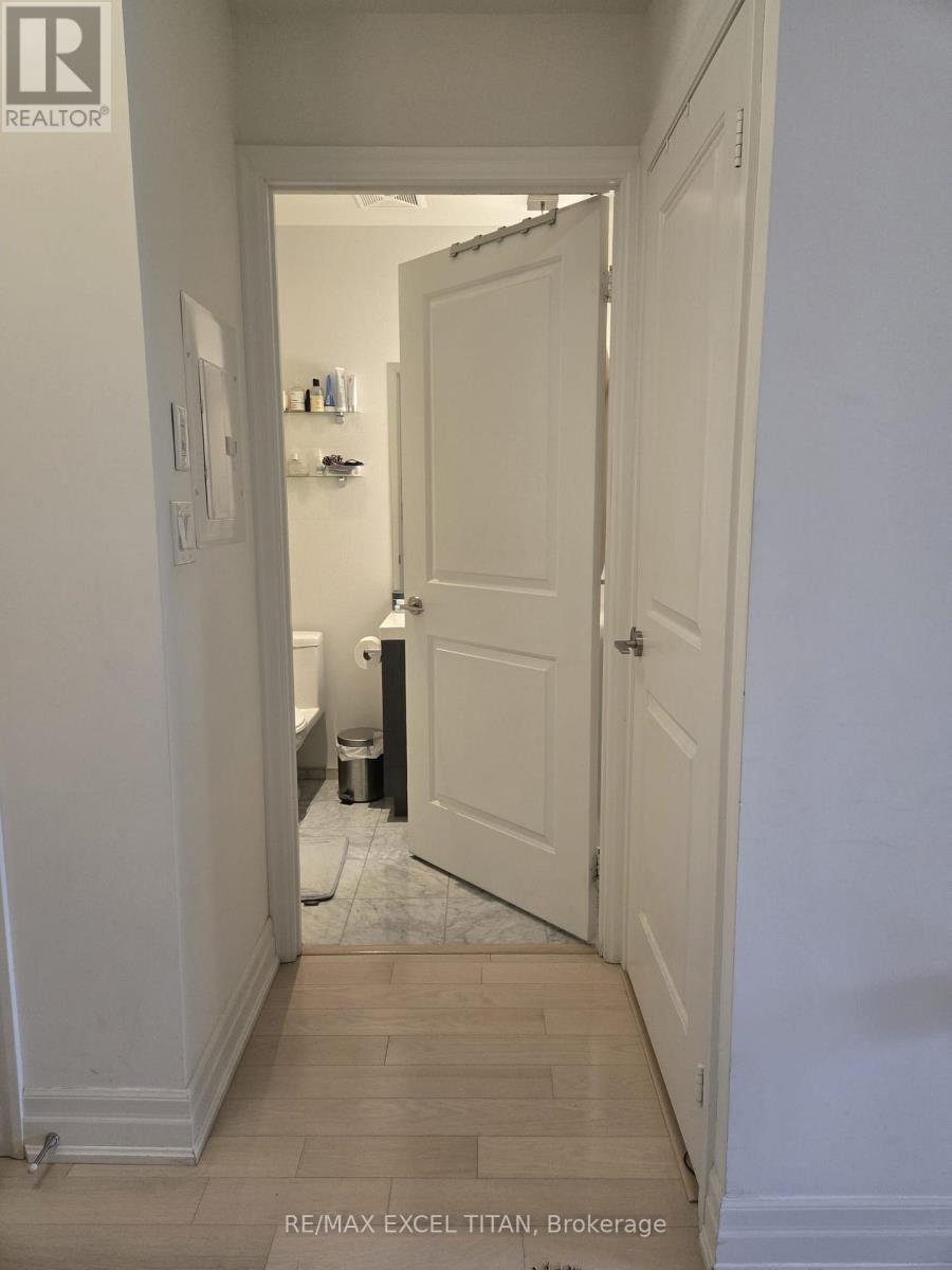 2203 - 8 The Esplanade, Toronto, Ontario M5E 0A6 - Photo 4 - C12600218