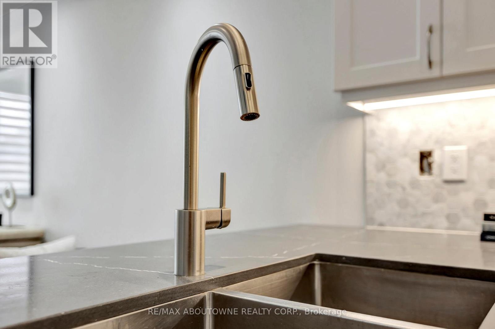 5 - 2212 Bromsgrove Road, Mississauga, Ontario  L5J 0B3 - Photo 10 - W12600240