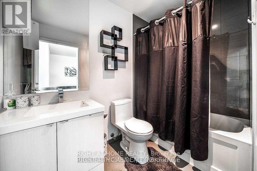 3203 - 8 The Esplanade Street, Toronto, Ontario  M5E 0A6 - Photo 13 - C12600278