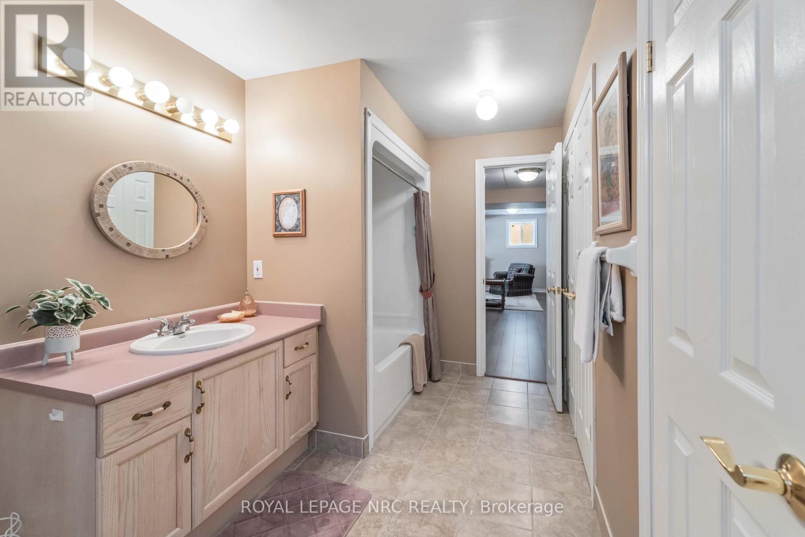 4114 Highland Park Drive, Lincoln, Ontario  L3J 0L7 - Photo 32 - X12537442