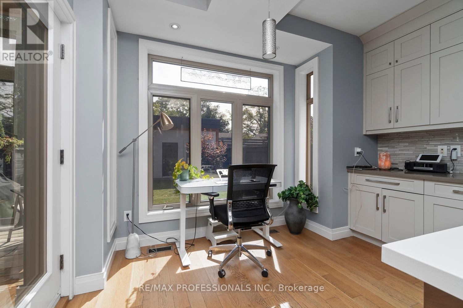 71 Morningside Avenue, Toronto, Ontario  M6S 1C8 - Photo 13 - W12600268