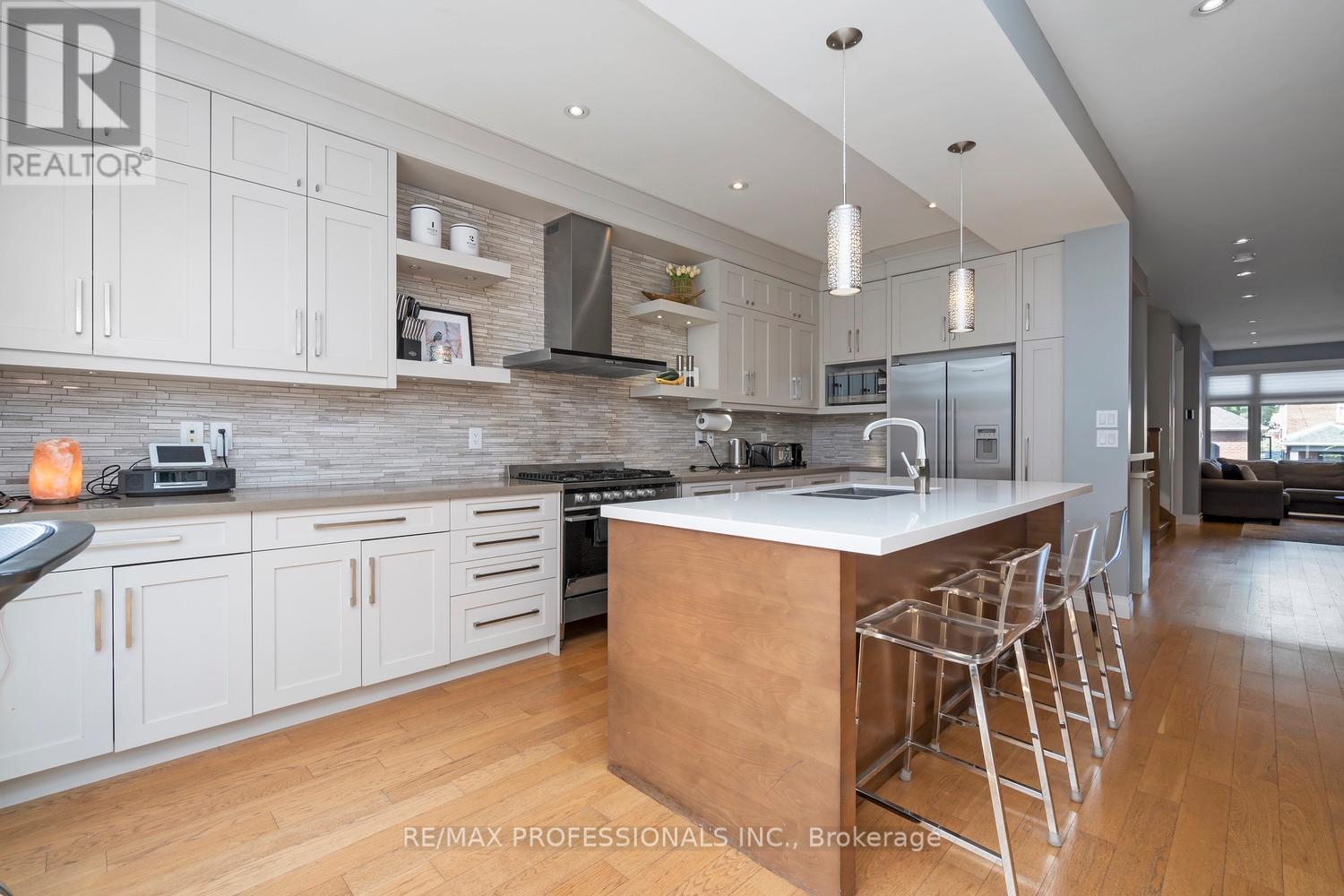 71 Morningside Avenue, Toronto, Ontario  M6S 1C8 - Photo 14 - W12600268