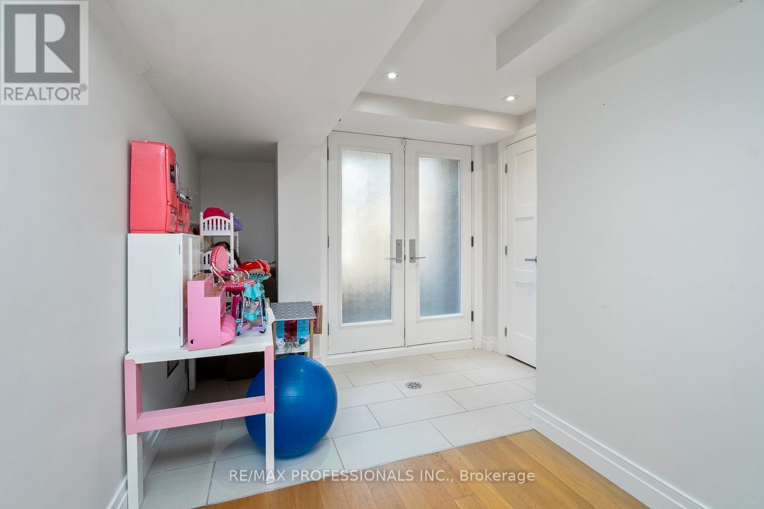 71 Morningside Avenue, Toronto, Ontario  M6S 1C8 - Photo 45 - W12600268