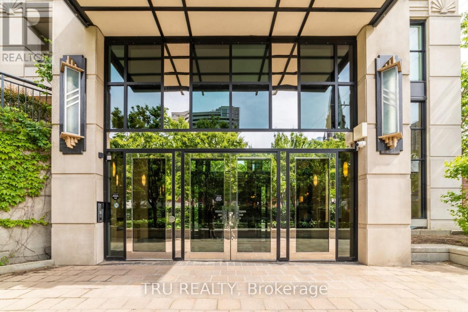 807 - 245 Kent Street, Ottawa, Ontario  K2P 0A5 - Photo 2 - X12600318