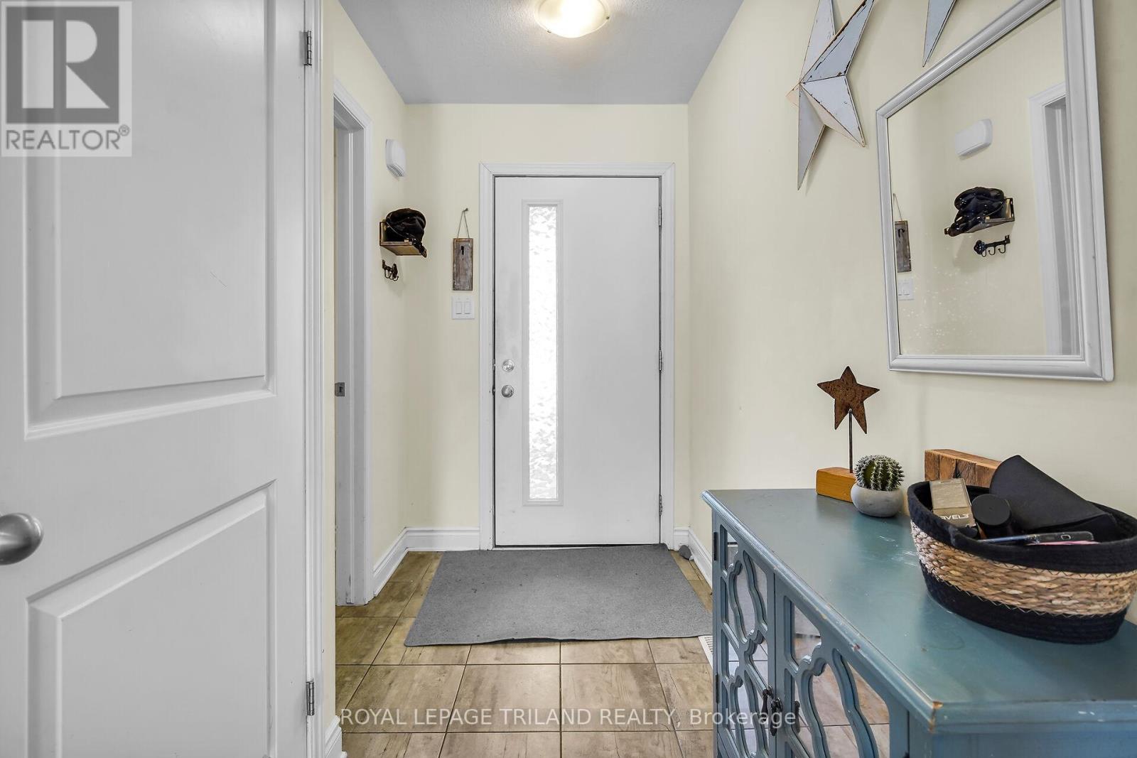 1310 Michael Circle, London East, Ontario  N5V 0B8 - Photo 4 - X12600350