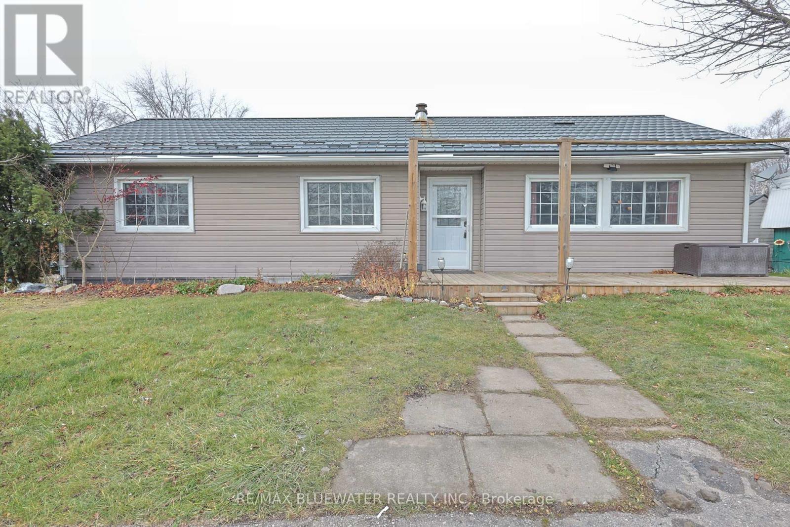 39 St Andrews Place, South Huron, Ontario  N0M 1T0 - Photo 1 - X12600374