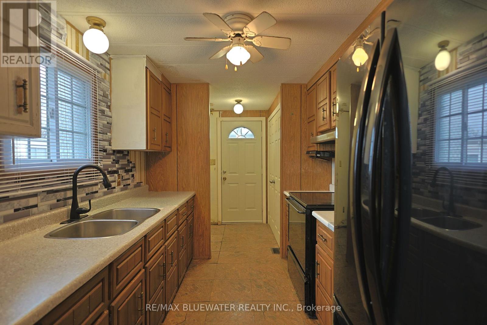 39 St Andrews Place, South Huron, Ontario  N0M 1T0 - Photo 15 - X12600374