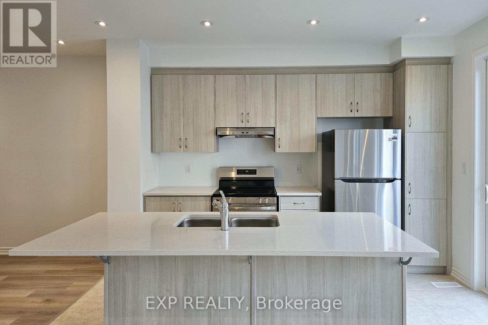 8 Vinewood Crescent, Barrie, Ontario  L9J 0B7 - Photo 10 - S12600330