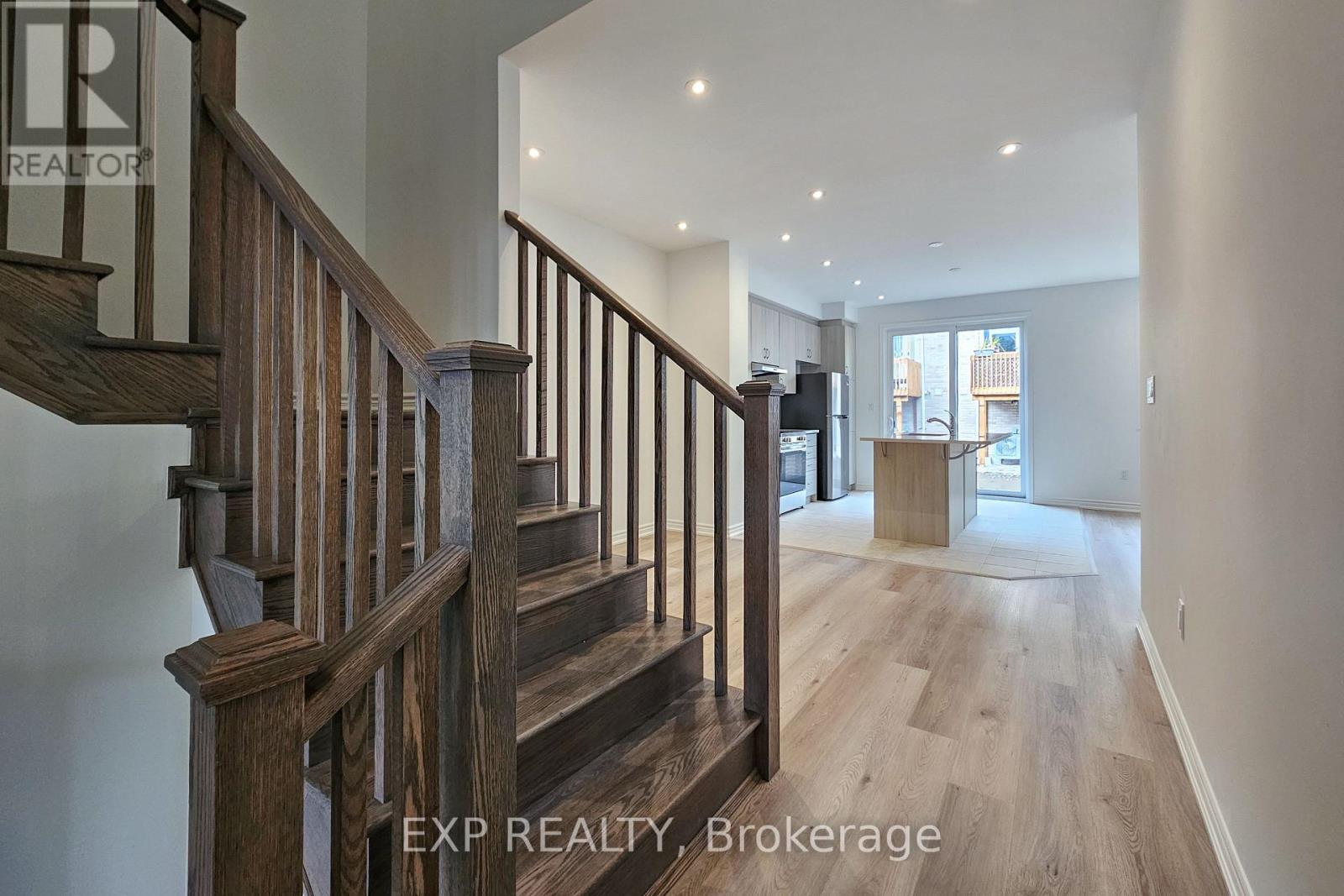 8 Vinewood Crescent, Barrie, Ontario  L9J 0B7 - Photo 4 - S12600330