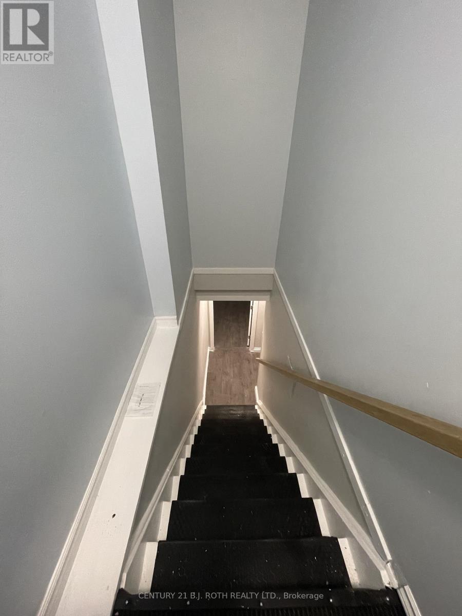 8 Daphne Crescent, Barrie, Ontario  L4M 2Y8 - Photo 3 - S12600376