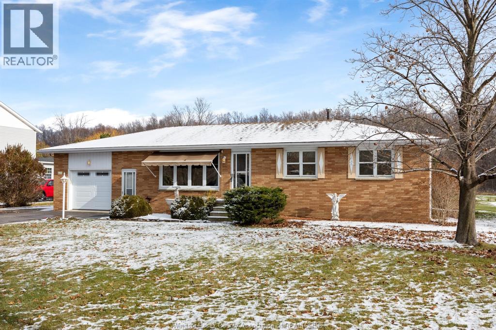 90 County Rd 29 (Division Rd), Kingsville, Ontario  N0R 1B0 - Photo 1 - 25031144