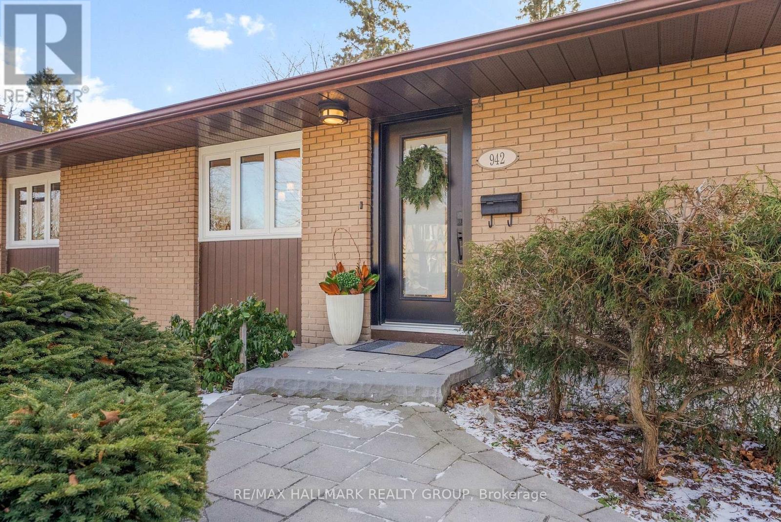 942 Elsett Drive, Ottawa, Ontario  K1G 2S9 - Photo 3 - X12600446