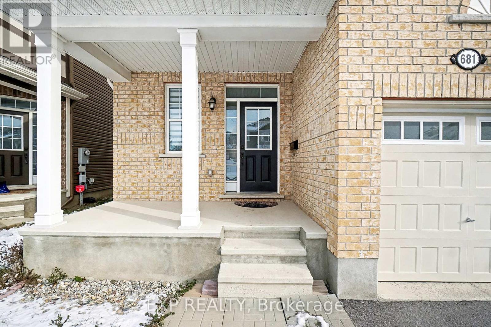 681 Broad Cove Crescent, Ottawa, Ontario  K2C 3H2 - Photo 3 - X12600462