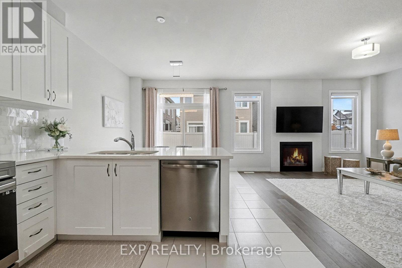 681 Broad Cove Crescent, Ottawa, Ontario  K2C 3H2 - Photo 5 - X12600462