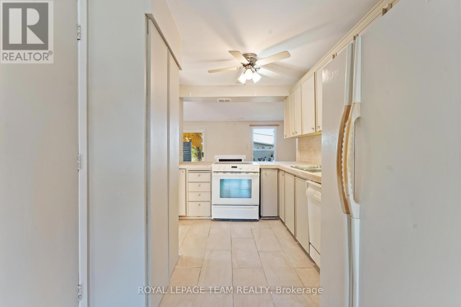 1094 Alenmede Crescent, Ottawa, Ontario K2B 8H3 - Photo 13 - X12485329