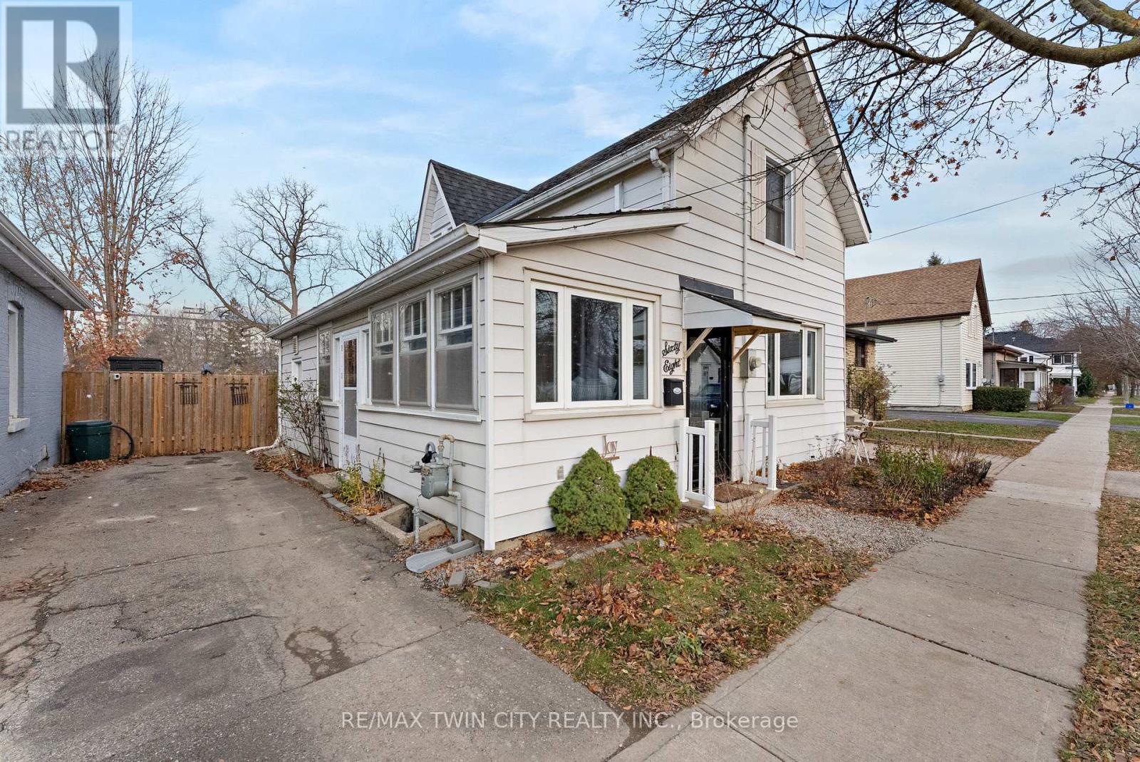 68 Oak Street, Brantford, Ontario  N3T 2B1 - Photo 3 - X12600438