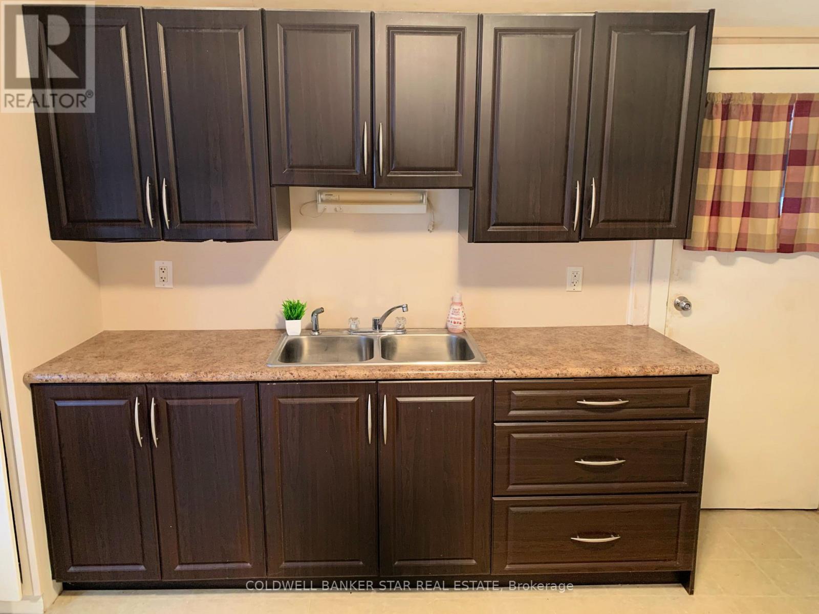 14 Antrim Street, St. Thomas, Ontario  N5P 1S3 - Photo 9 - X12600500