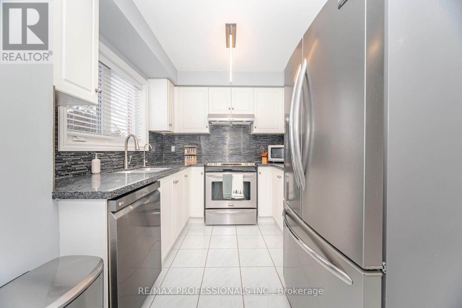 2 Dawson Crescent, Milton, Ontario  L9T 5H8 - Photo 14 - W12595384