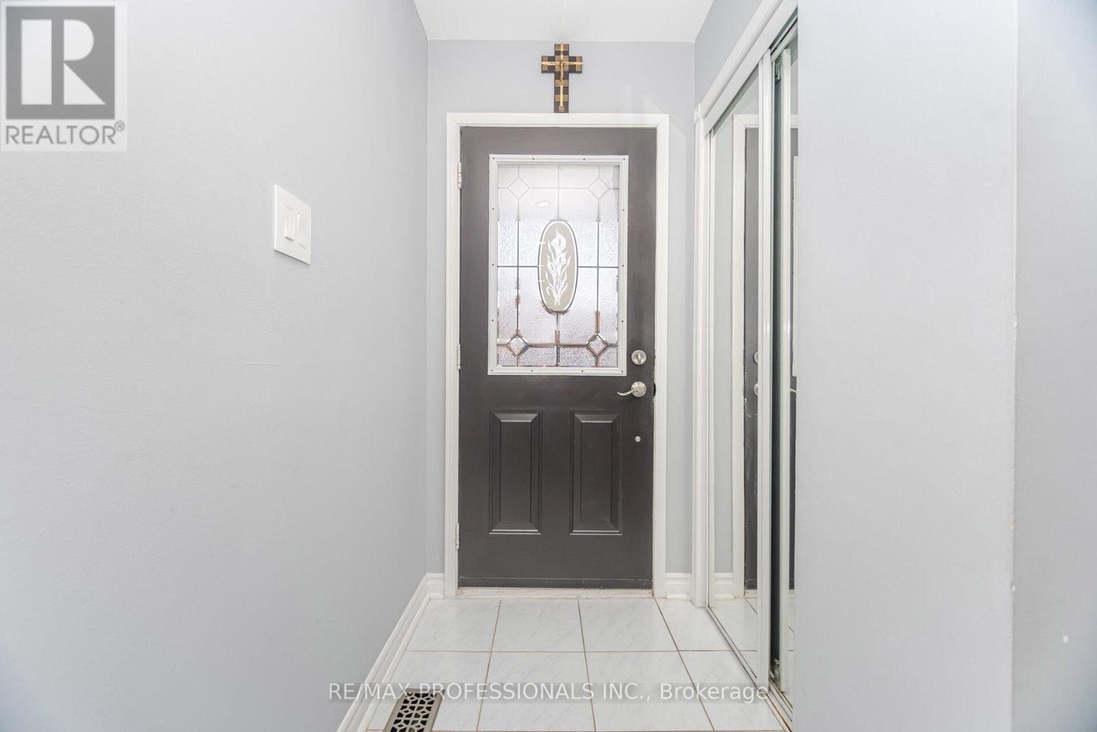 2 Dawson Crescent, Milton, Ontario  L9T 5H8 - Photo 4 - W12595384