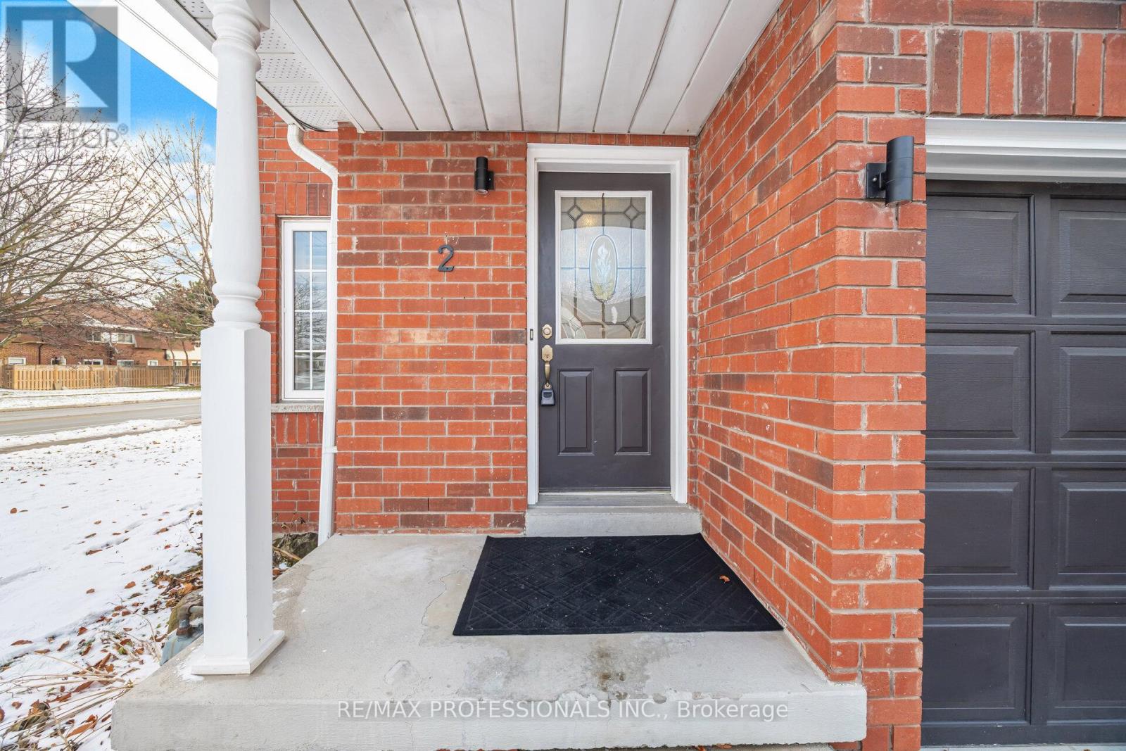 2 Dawson Crescent, Milton, Ontario  L9T 5H8 - Photo 3 - W12595384