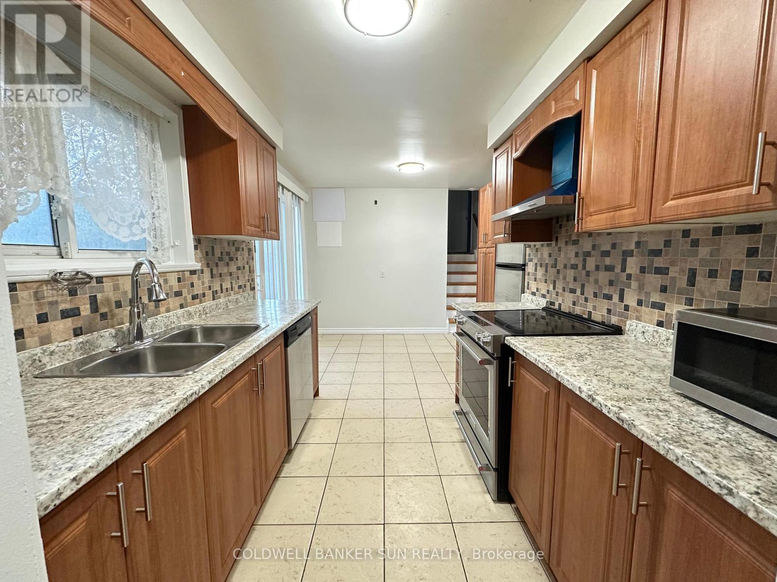 59 Flowertown Avenue, Brampton (Northwood Park), Ontario  L6X 2K8 - Photo 2 - W12583022