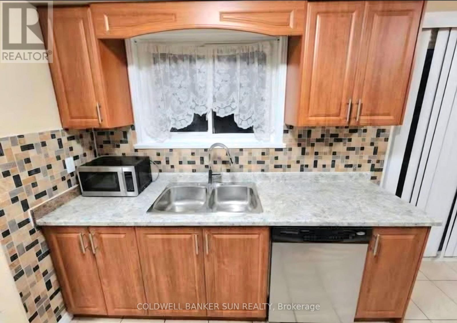 59 Flowertown Avenue, Brampton (Northwood Park), Ontario  L6X 2K8 - Photo 5 - W12583022