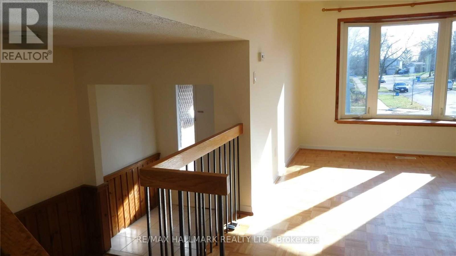 22 Springhead Gardens, Richmond Hill, Ontario  L4C 5B9 - Photo 2 - N12600560