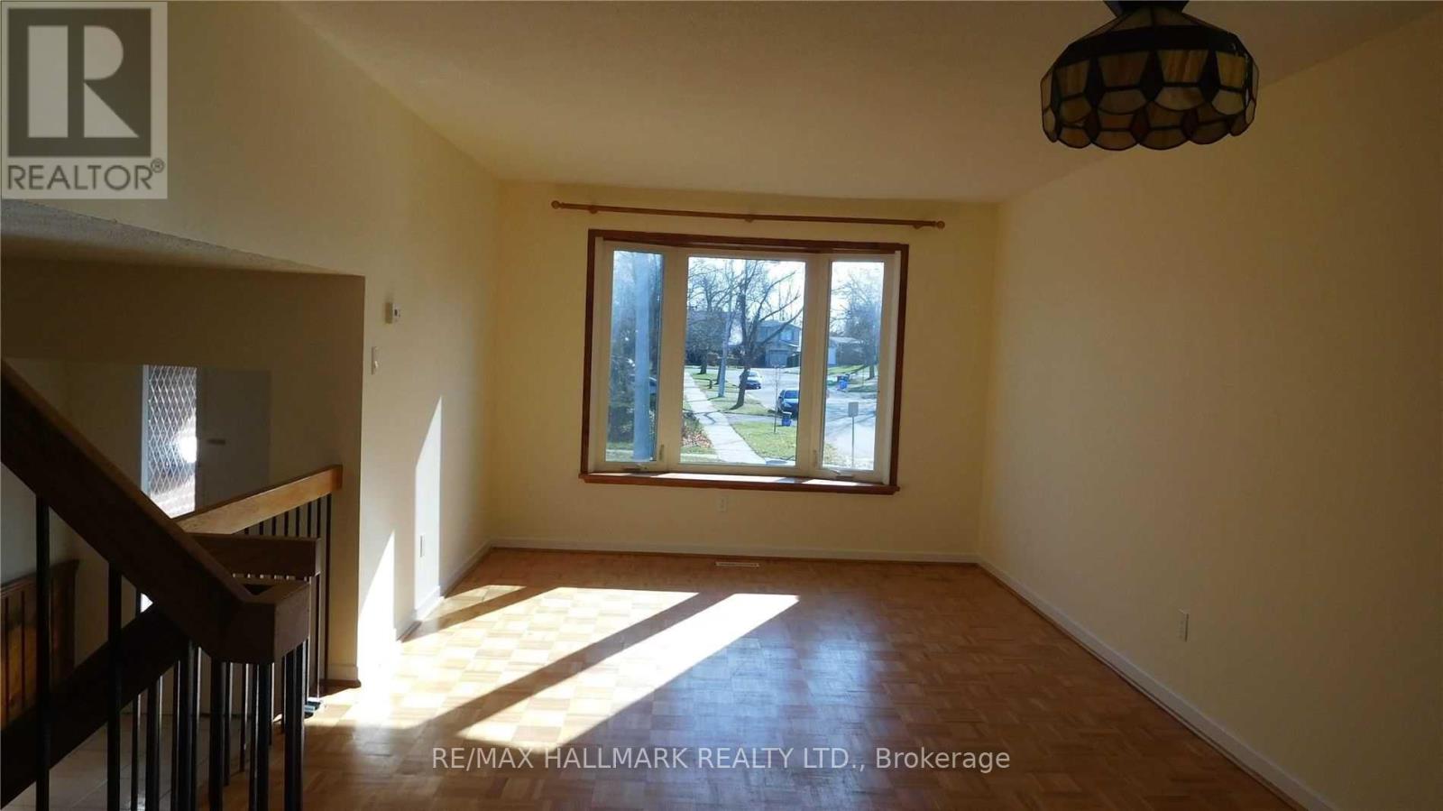 22 Springhead Gardens, Richmond Hill, Ontario  L4C 5B9 - Photo 3 - N12600560