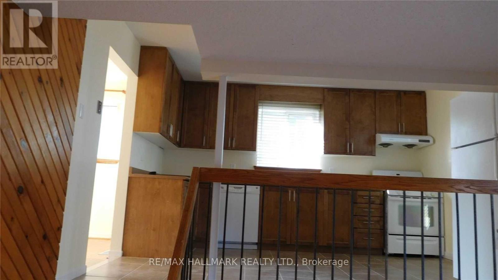 22 Springhead Gardens, Richmond Hill, Ontario  L4C 5B9 - Photo 5 - N12600560