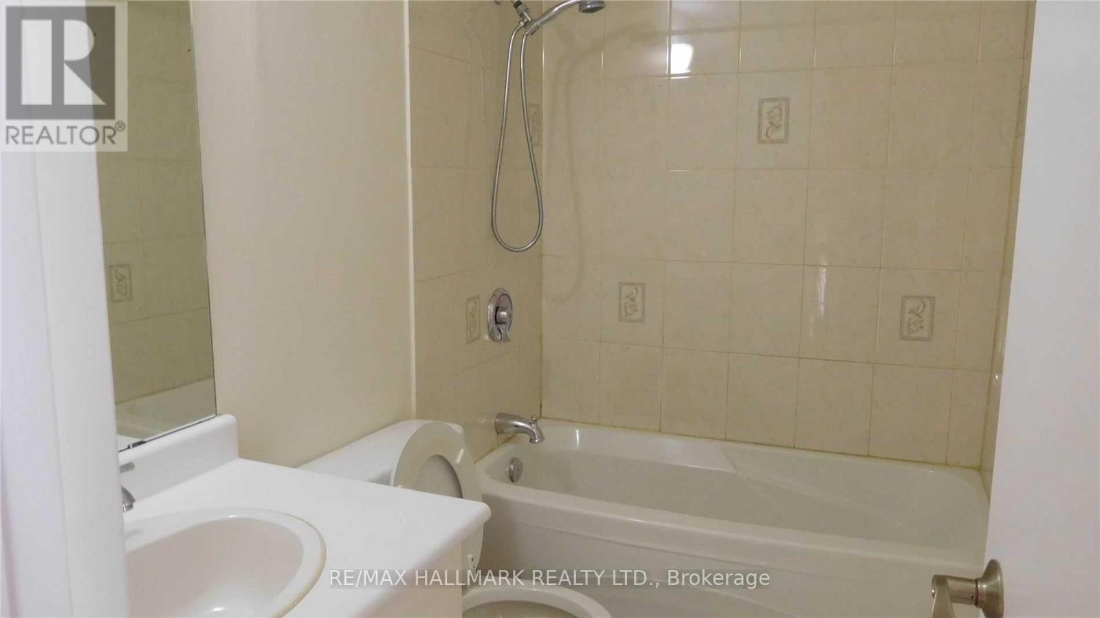 22 Springhead Gardens, Richmond Hill, Ontario  L4C 5B9 - Photo 8 - N12600560