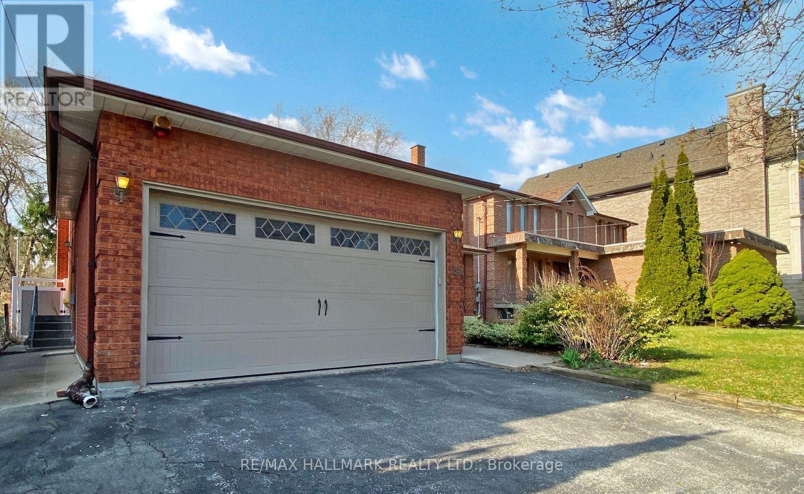 28a Westwood Lane, Richmond Hill, Ontario  L4C 6X9 - Photo 2 - N12600598