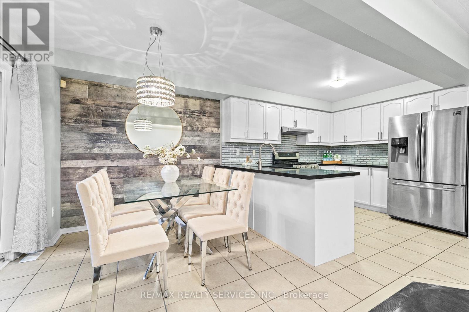 120 Bushmill Circle, Brampton, Ontario L7A 0K6 - Photo 12 - W12600544