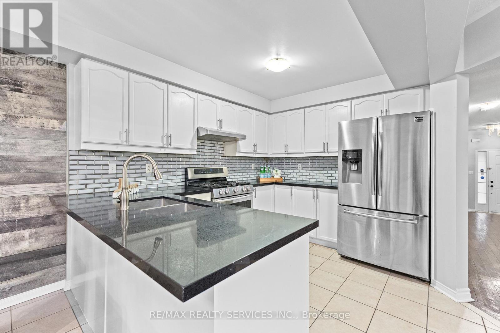 120 Bushmill Circle, Brampton, Ontario L7A 0K6 - Photo 13 - W12600544