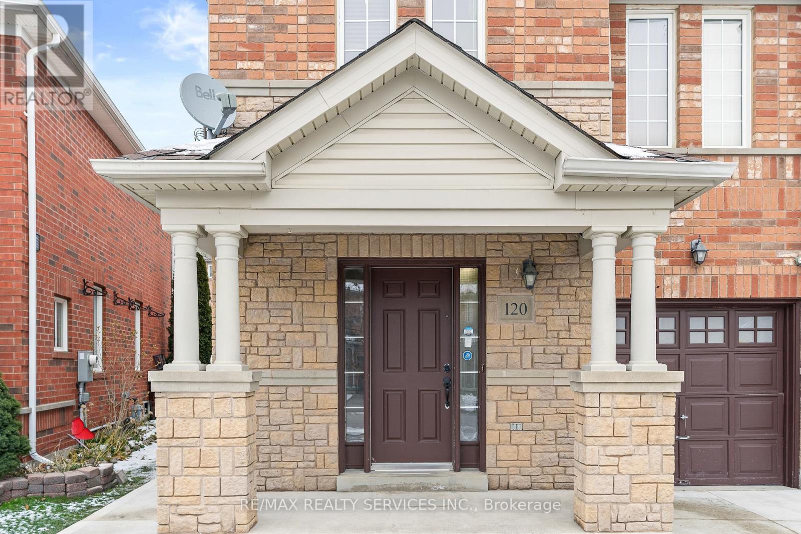 120 Bushmill Circle, Brampton, Ontario L7A 0K6 - Photo 3 - W12600544