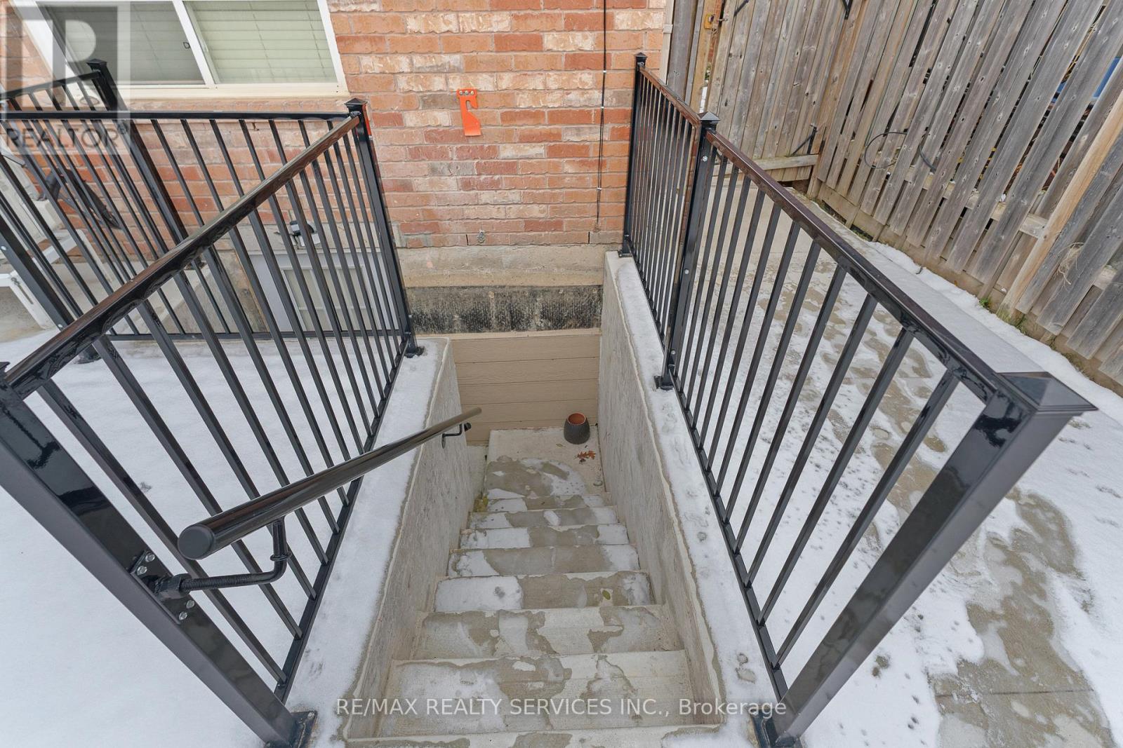 120 Bushmill Circle, Brampton, Ontario L7A 0K6 - Photo 31 - W12600544