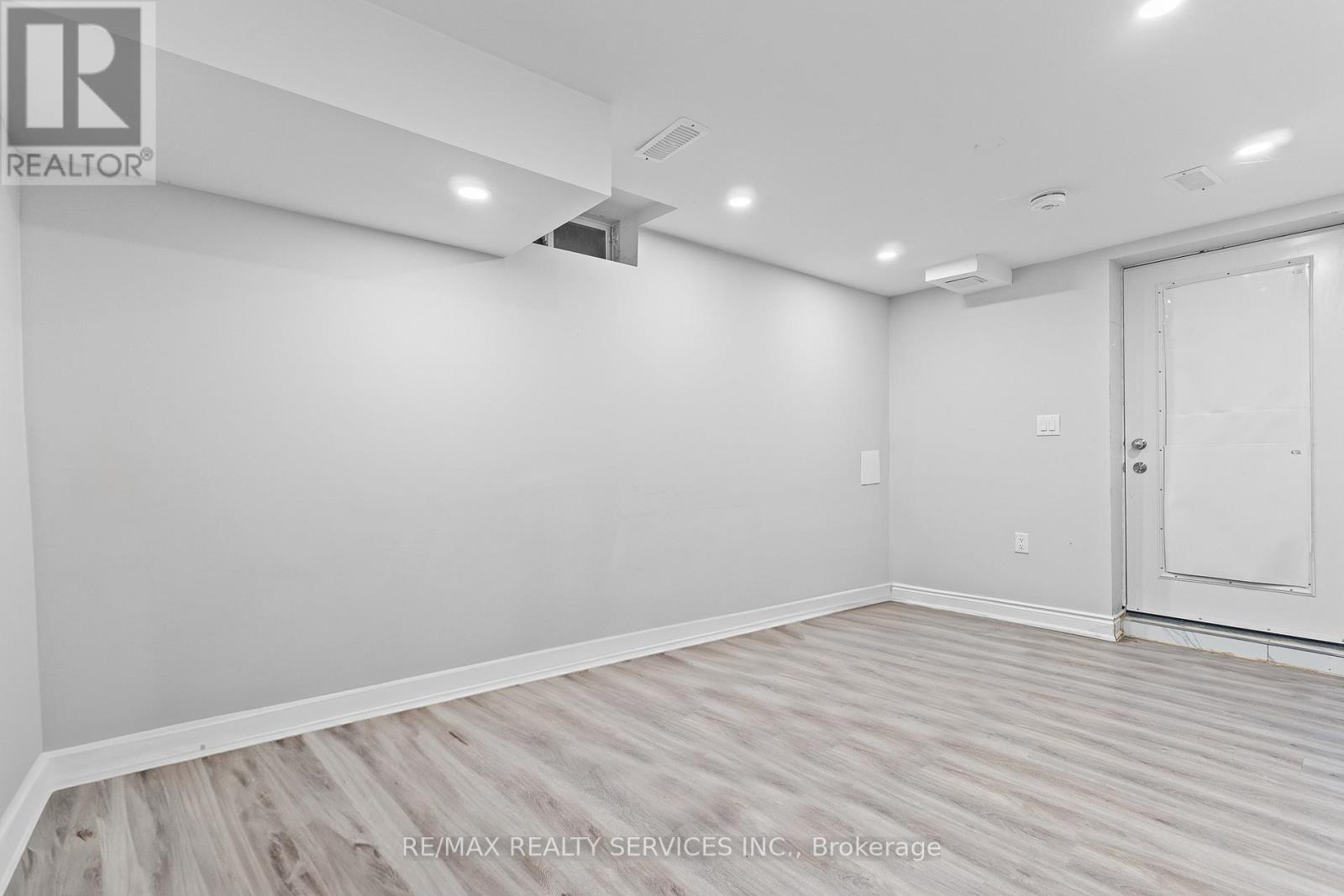 120 Bushmill Circle, Brampton, Ontario L7A 0K6 - Photo 33 - W12600544