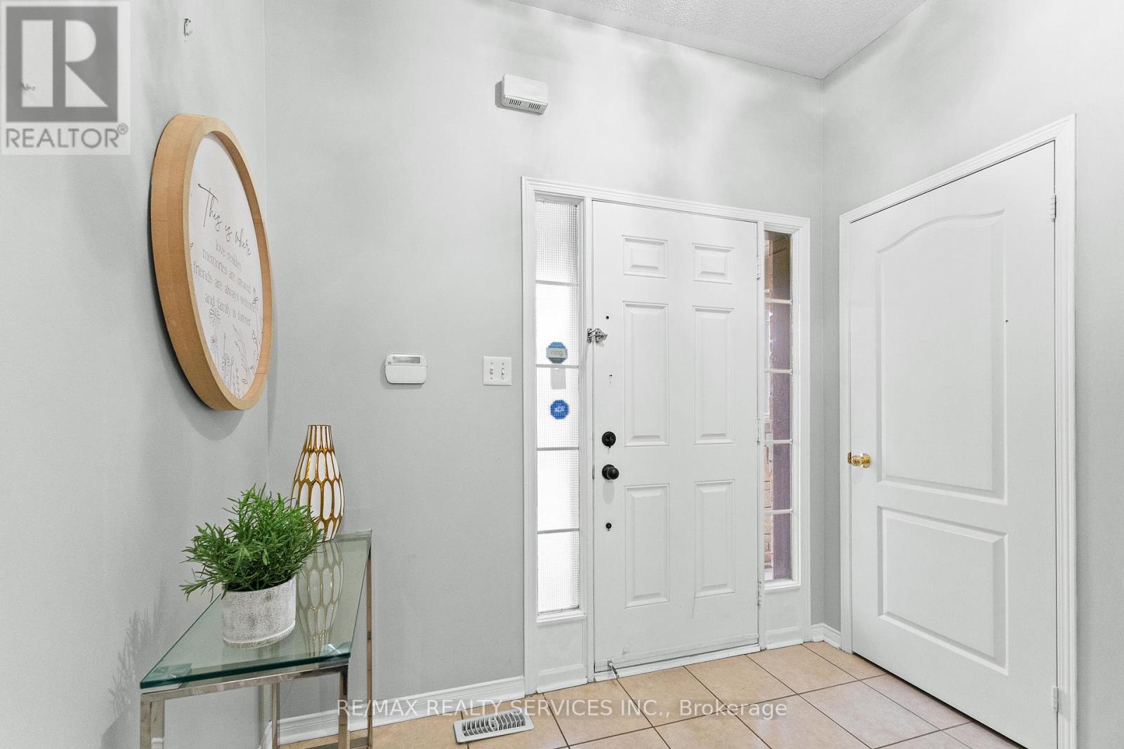 120 Bushmill Circle, Brampton, Ontario L7A 0K6 - Photo 4 - W12600544