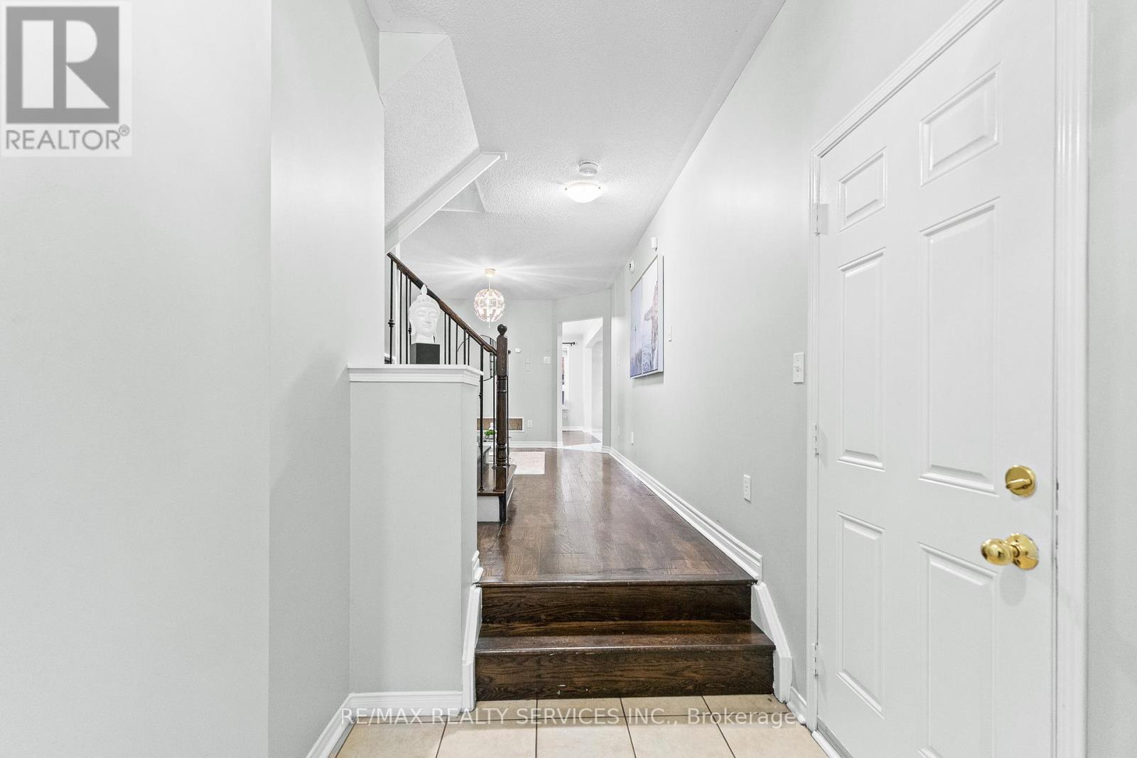 120 Bushmill Circle, Brampton, Ontario L7A 0K6 - Photo 5 - W12600544