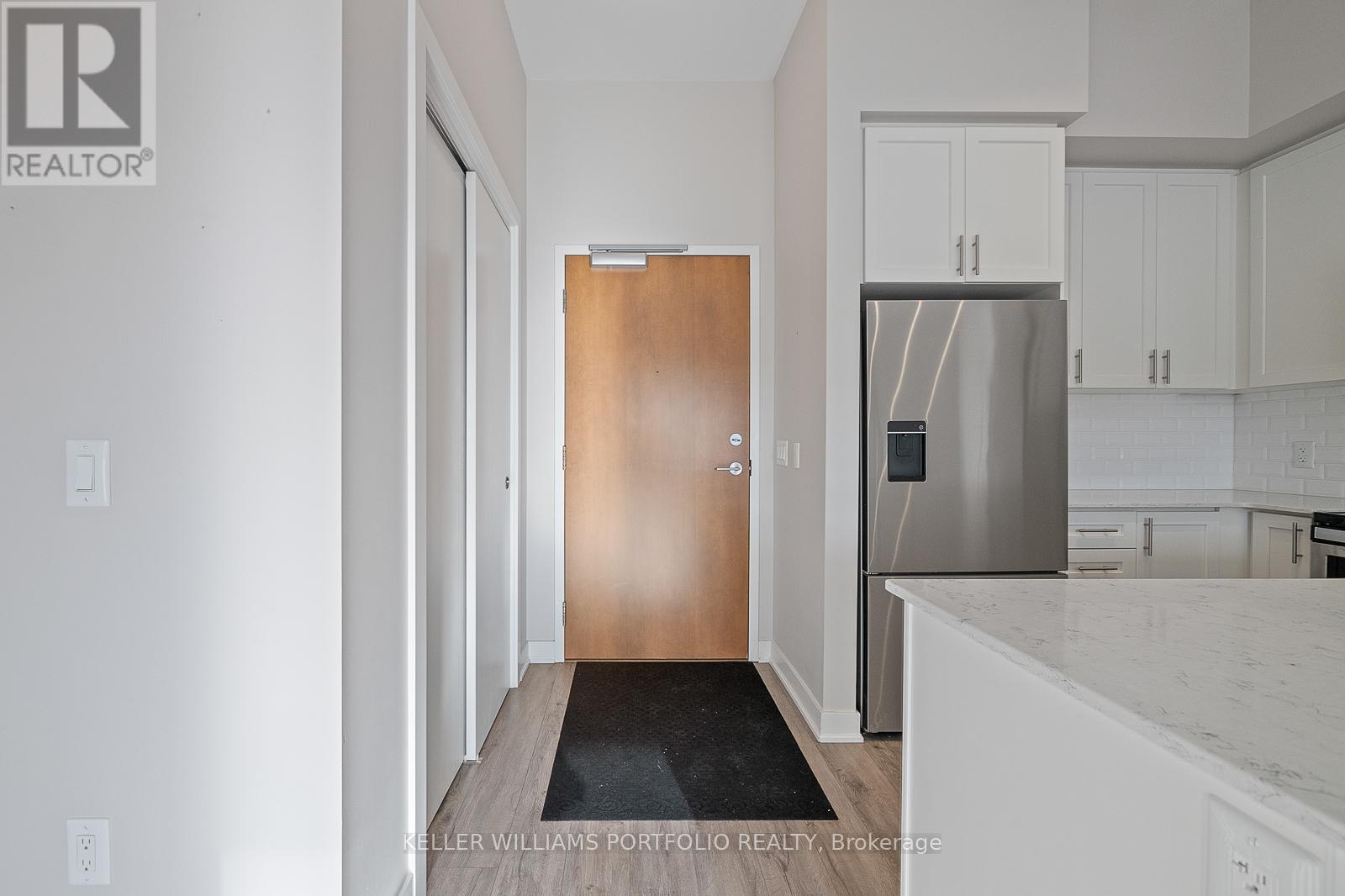 611 - 340 Plains Road E, Burlington, Ontario  L7T 0C2 - Photo 2 - W12600662