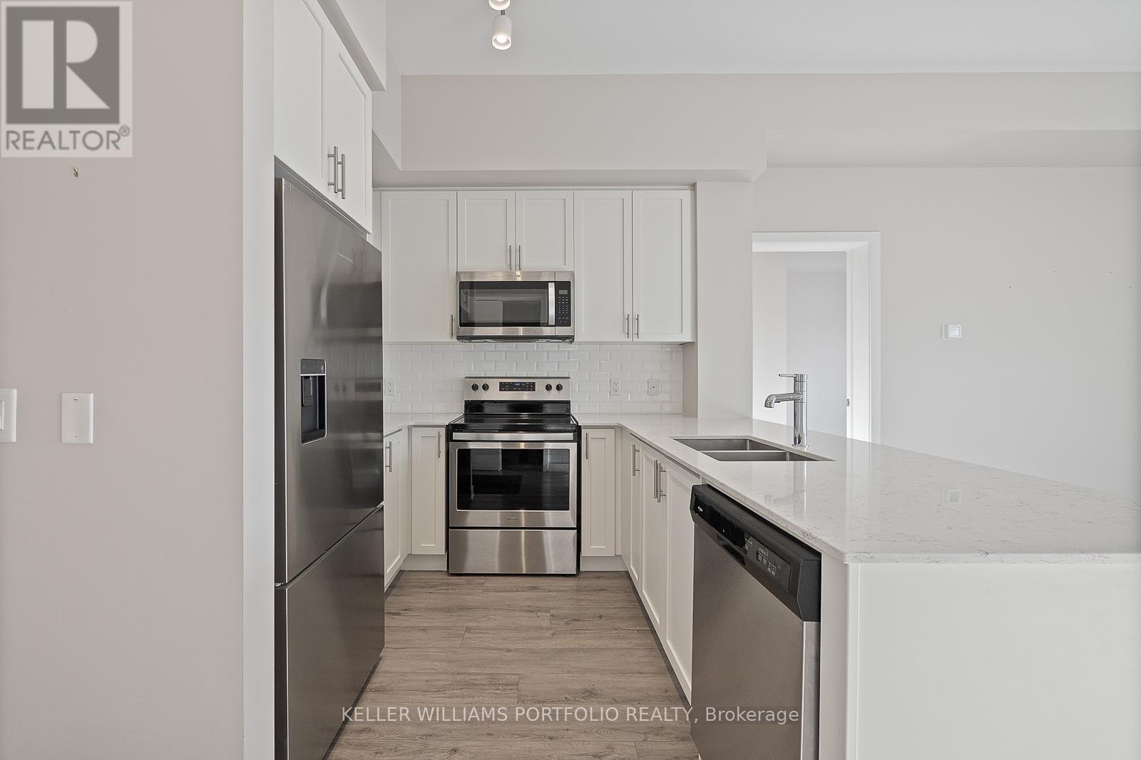 611 - 340 Plains Road E, Burlington, Ontario  L7T 0C2 - Photo 4 - W12600662